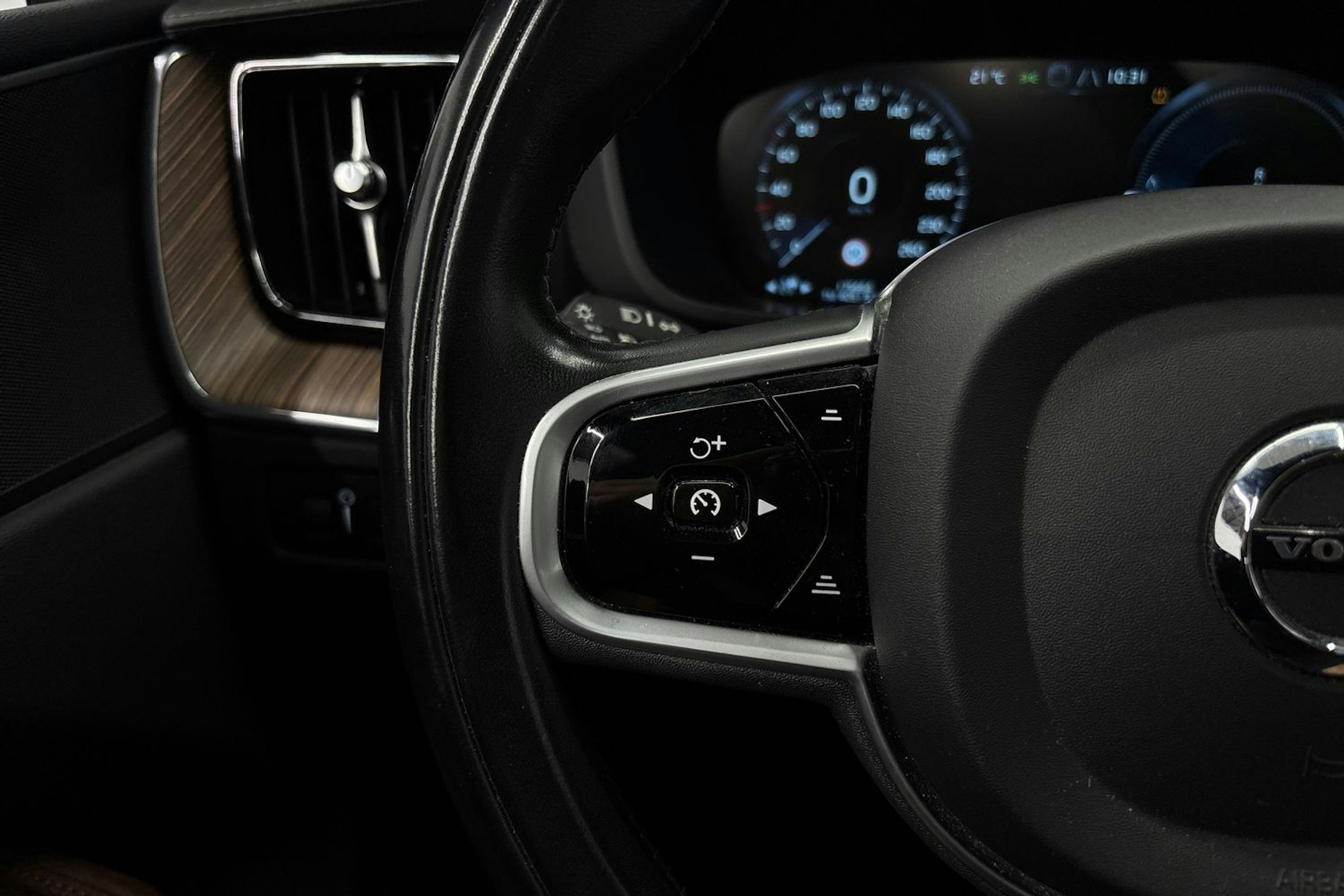 valkoinen Volvo XC60 2021 kuva 19.