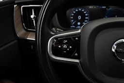 valkoinen Volvo XC60 2021 kuva 19.