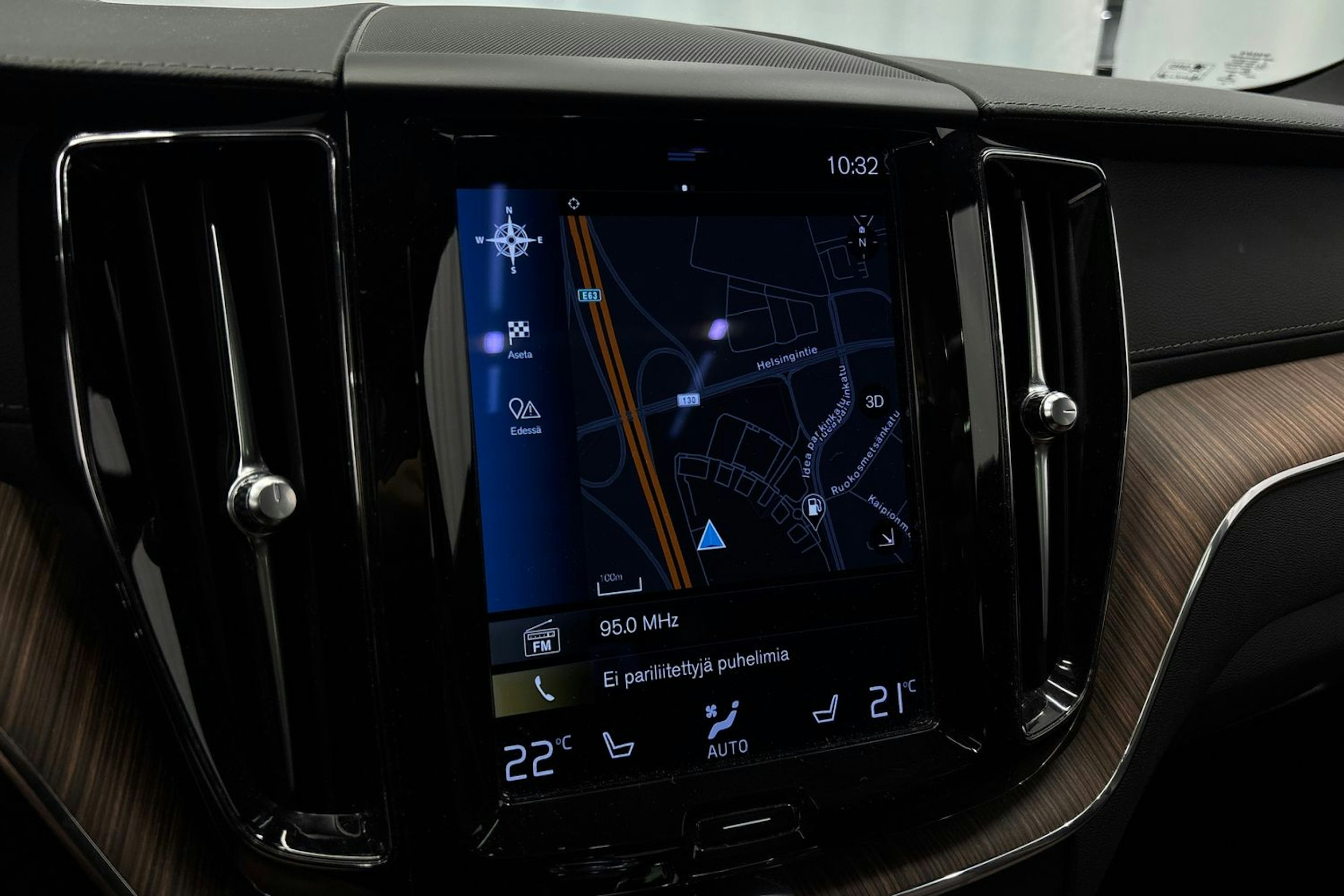 valkoinen Volvo XC60 2021 kuva 21.