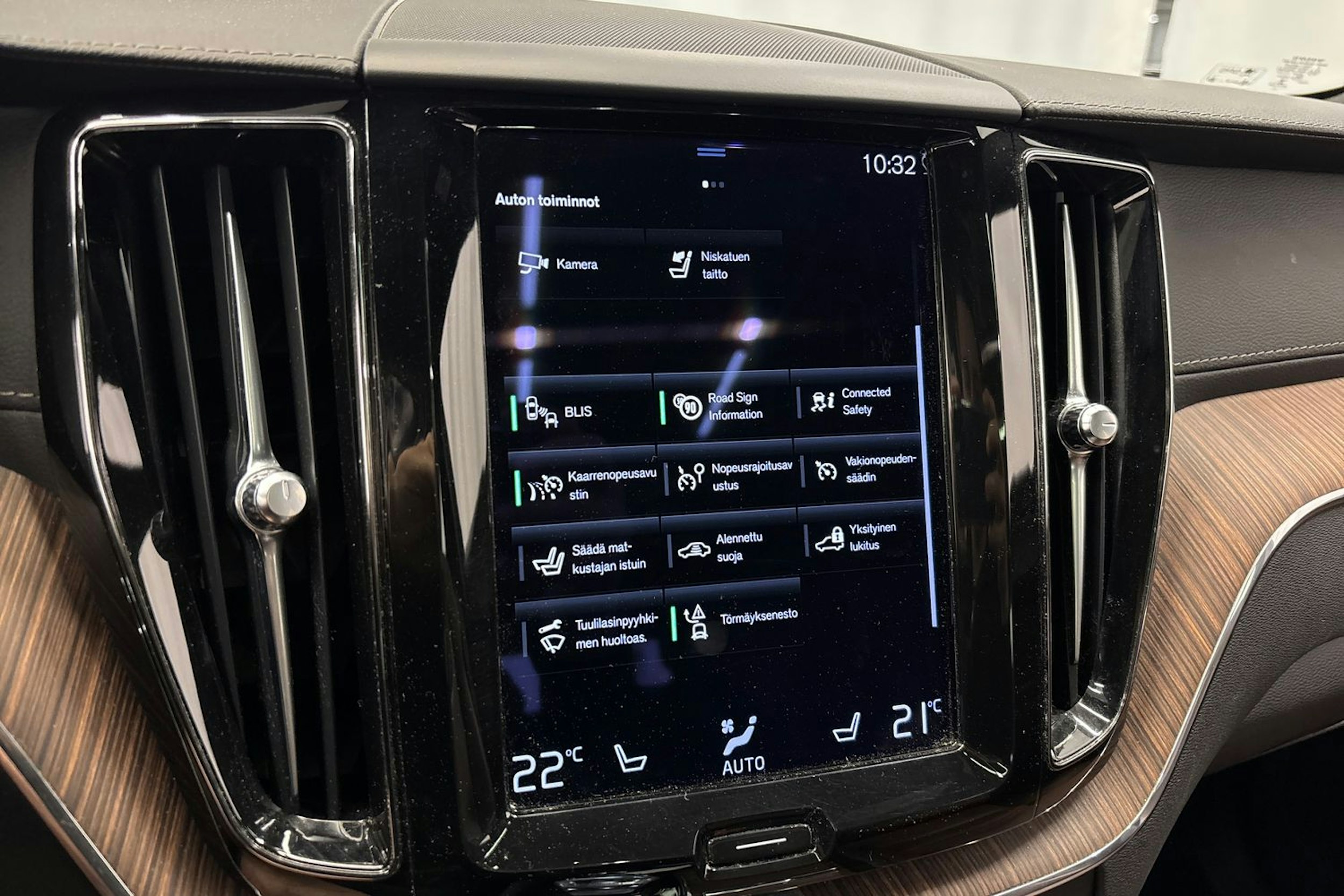 valkoinen Volvo XC60 2021 kuva 23.