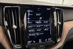valkoinen Volvo XC60 2021 kuva 23.