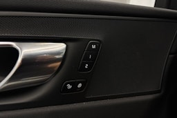 valkoinen Volvo XC60 2021 kuva 27.