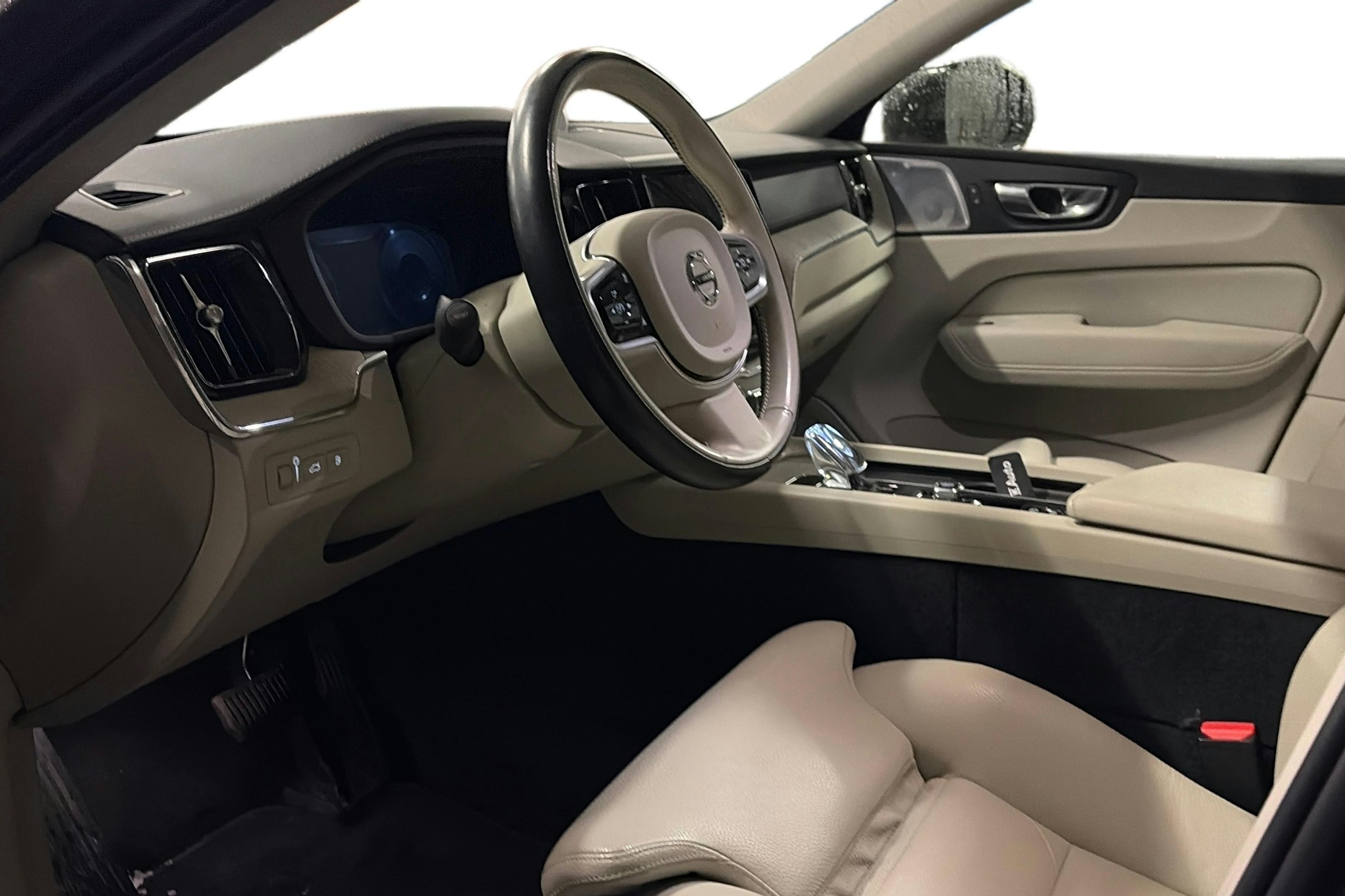 harmaa Volvo XC60 2021 kuva 3.