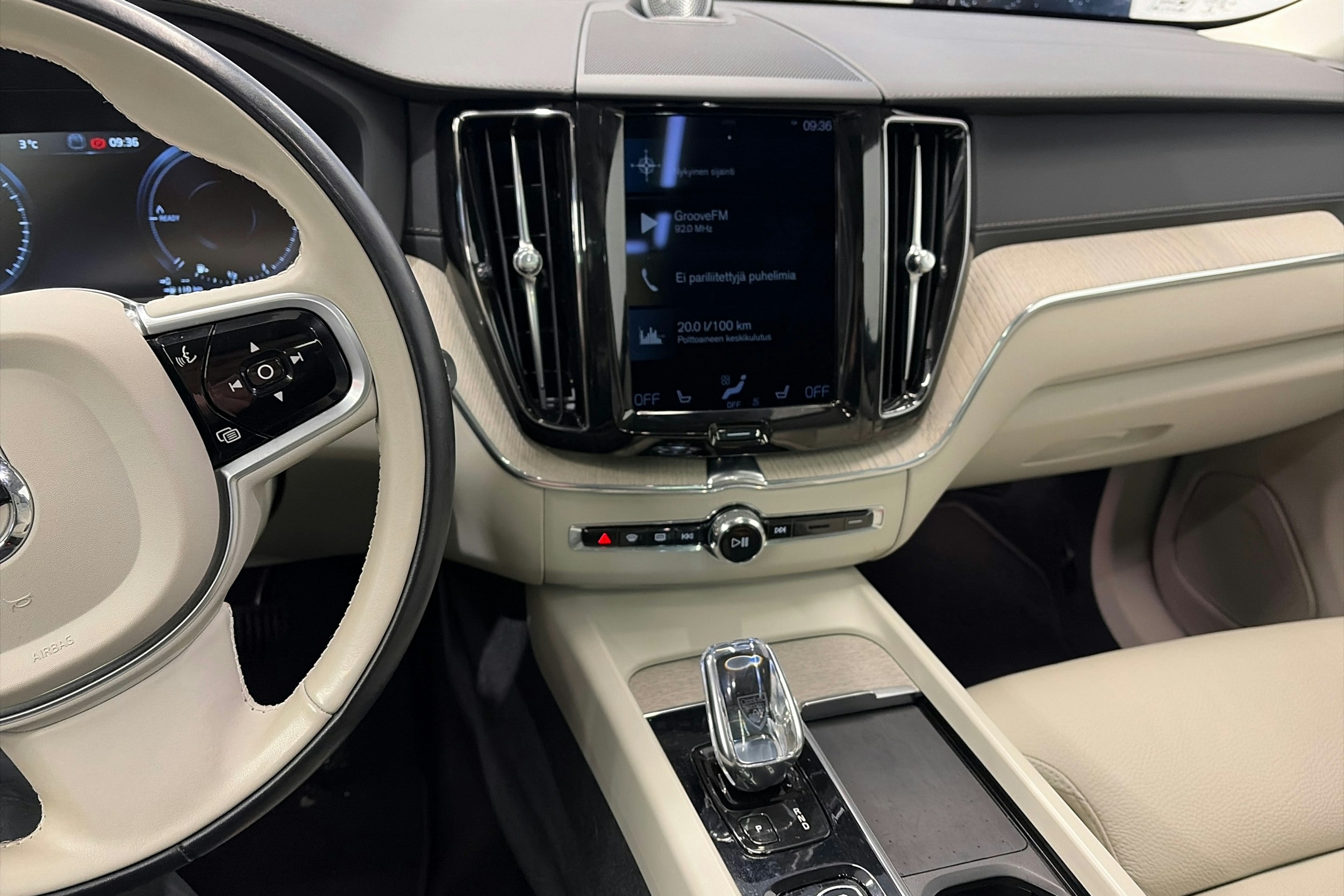 harmaa Volvo XC60 2021 kuva 16.