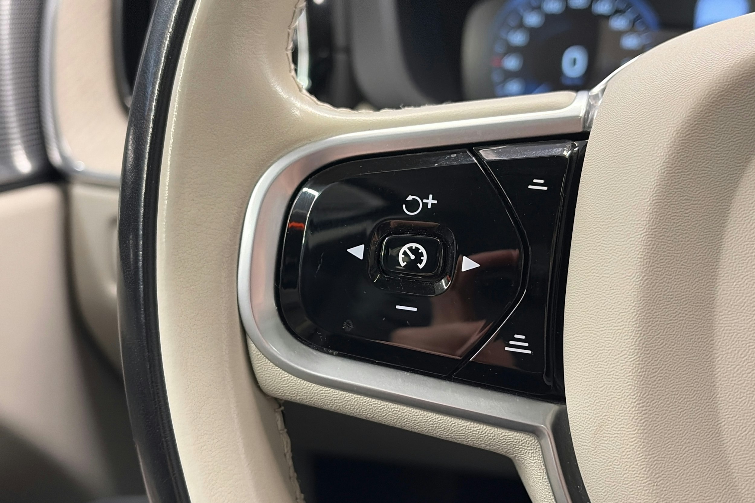 harmaa Volvo XC60 2021 kuva 18.