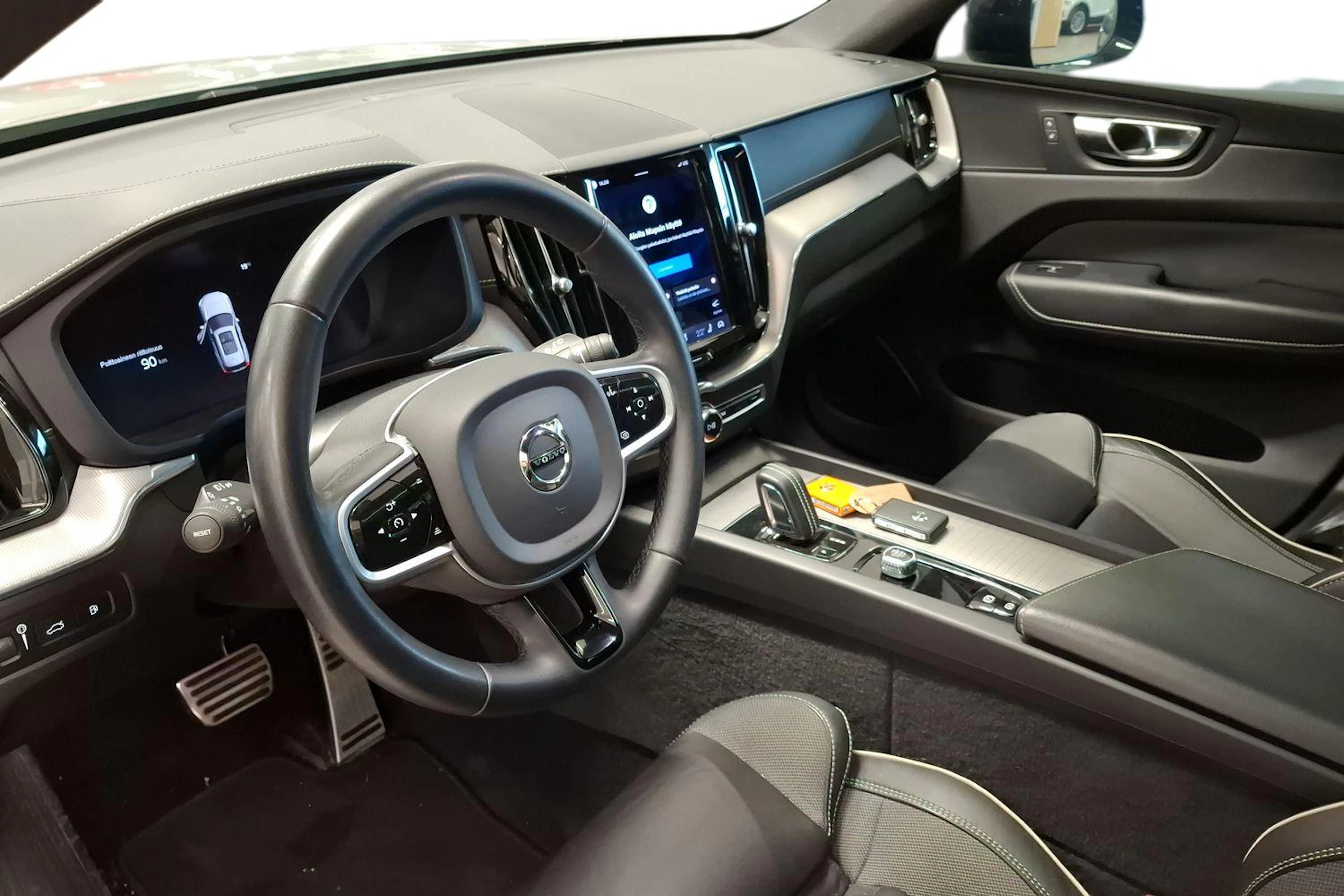 harmaa Volvo XC60 2022 kuva 3.