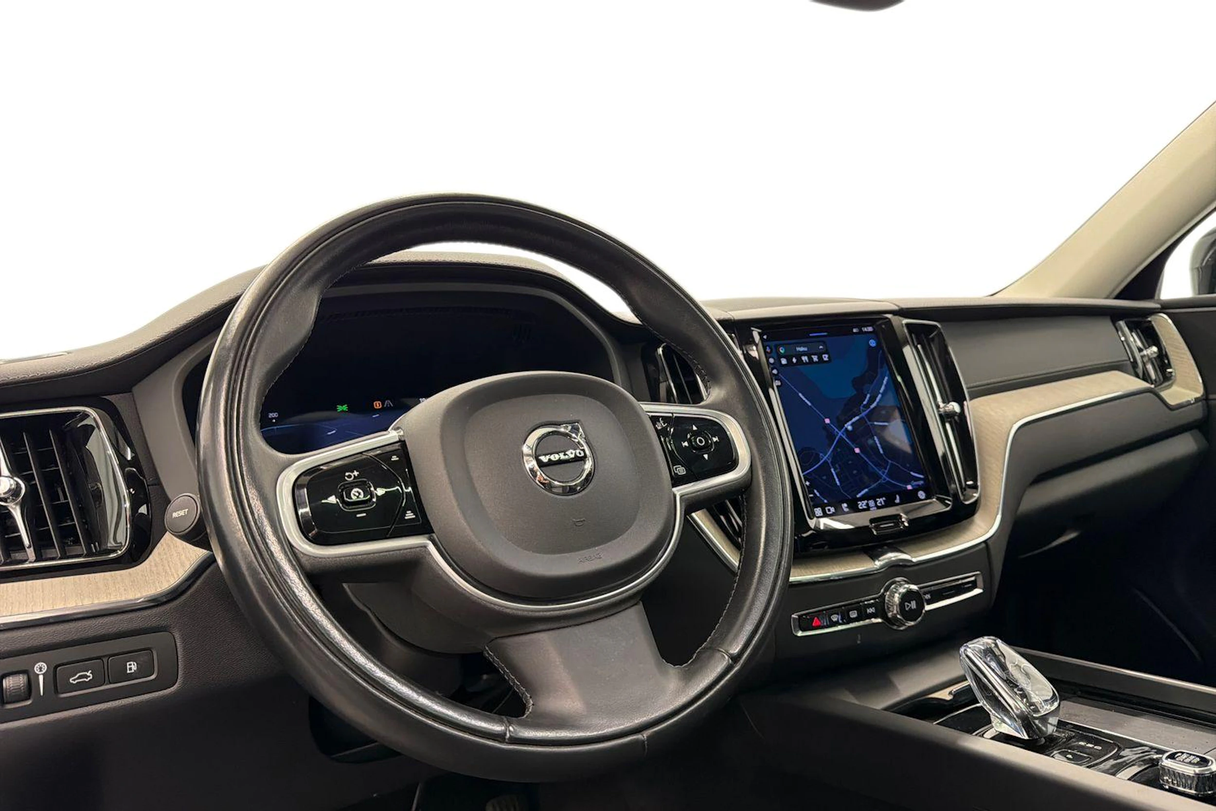 musta Volvo XC60 2022 kuva 8.
