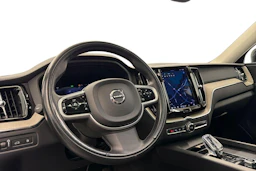 musta Volvo XC60 2022 kuva 8.