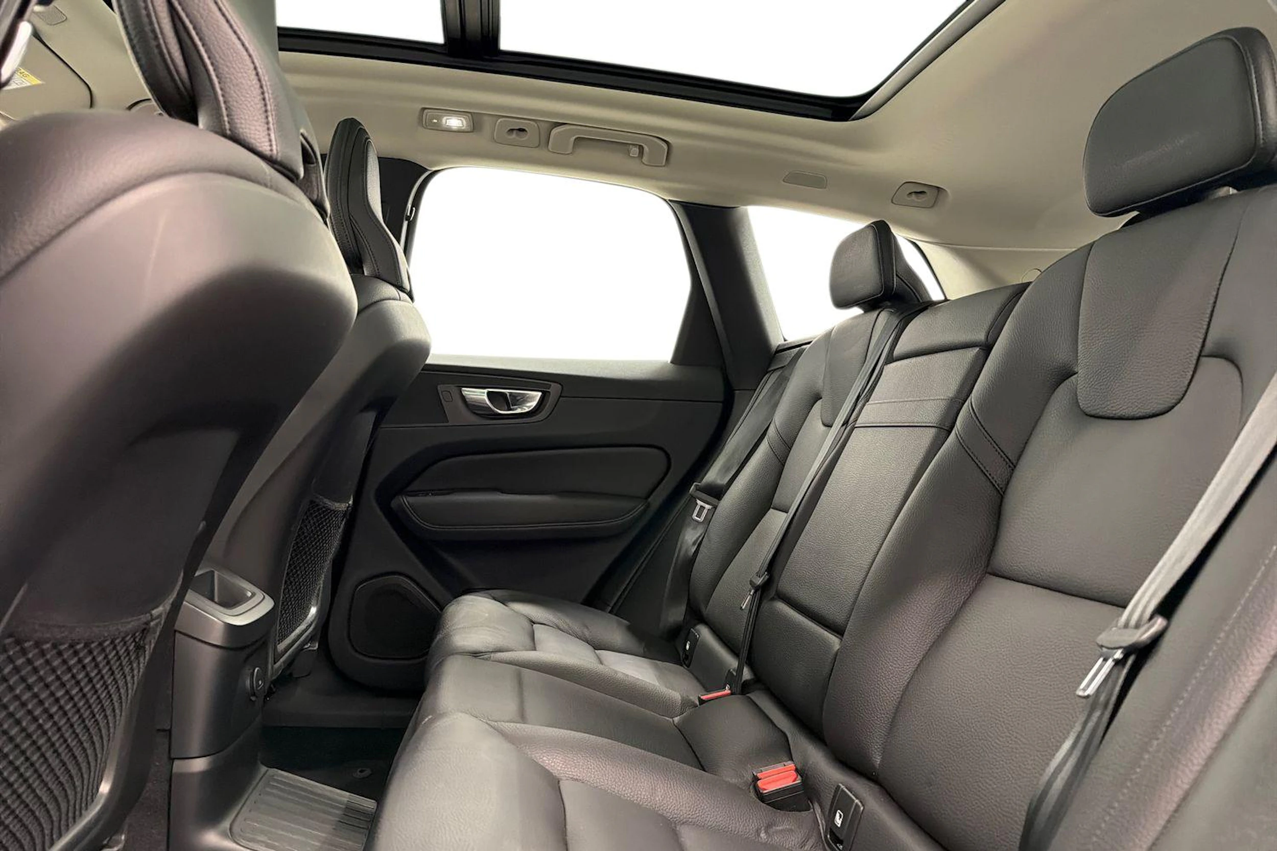 musta Volvo XC60 2022 kuva 11.