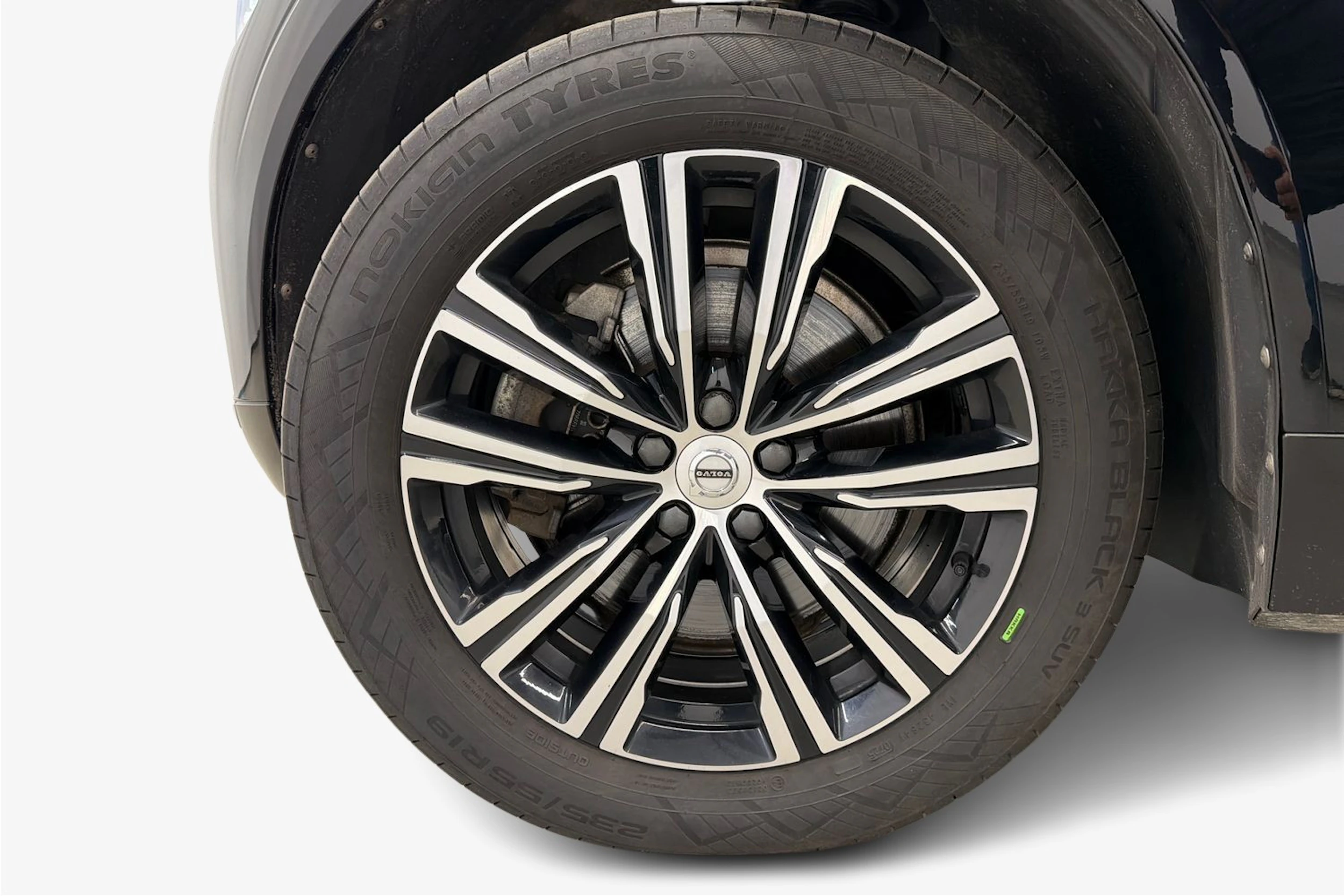 musta Volvo XC60 2022 kuva 12.