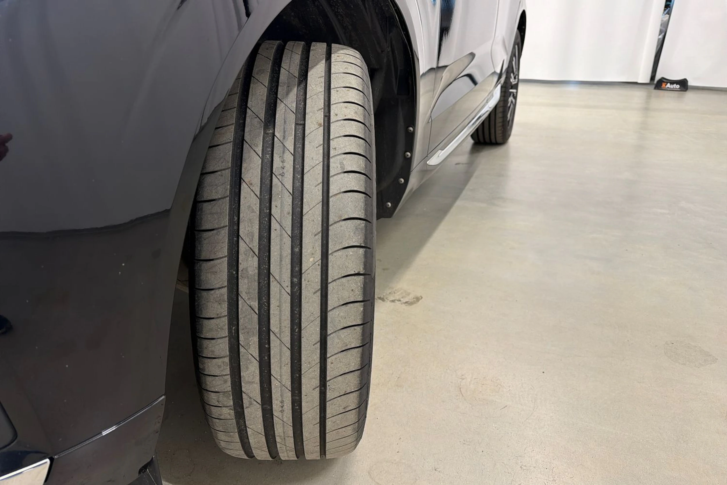musta Volvo XC60 2022 kuva 13.