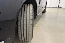 musta Volvo XC60 2022 kuva 13.