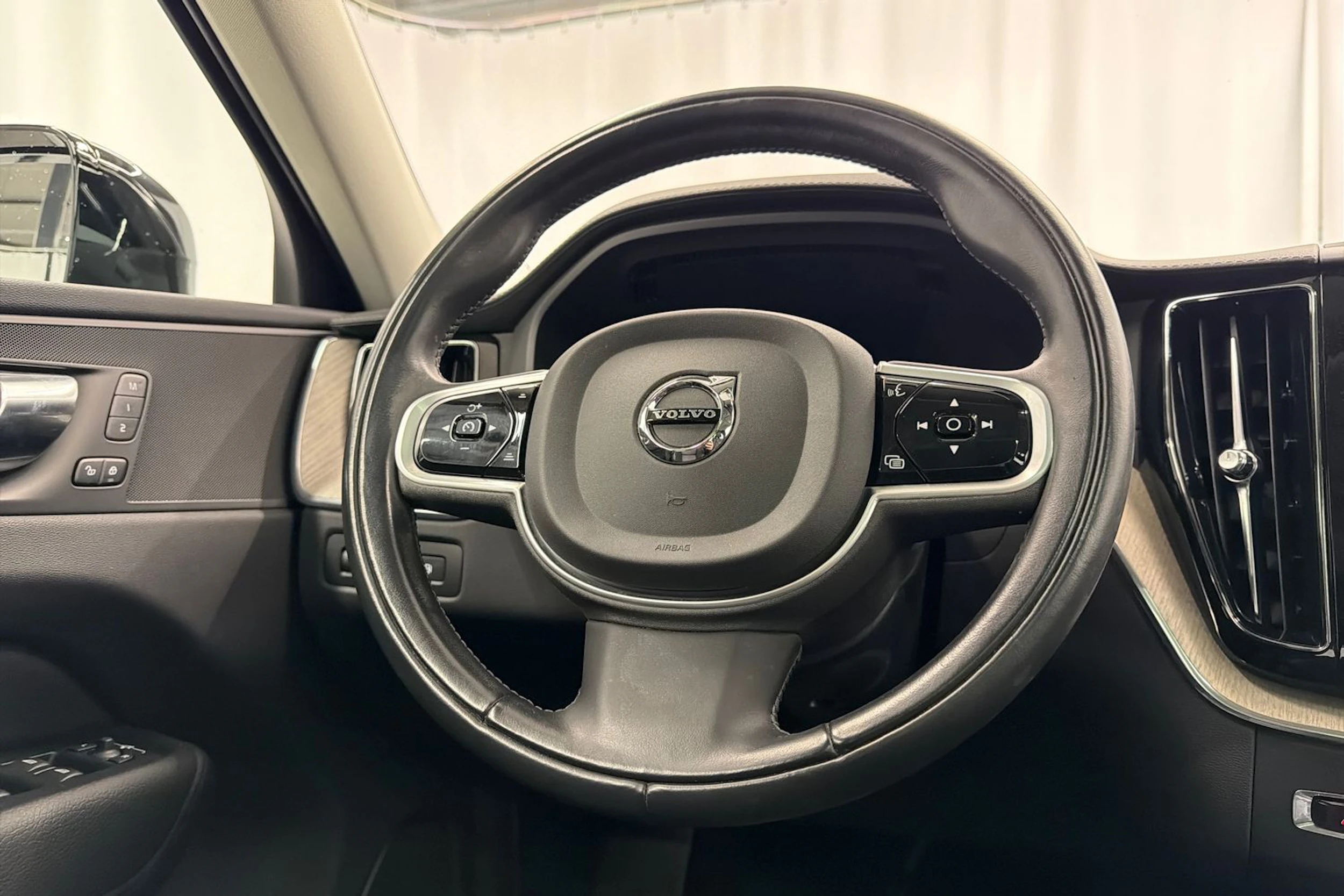 musta Volvo XC60 2022 kuva 15.