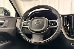 musta Volvo XC60 2022 kuva 15.