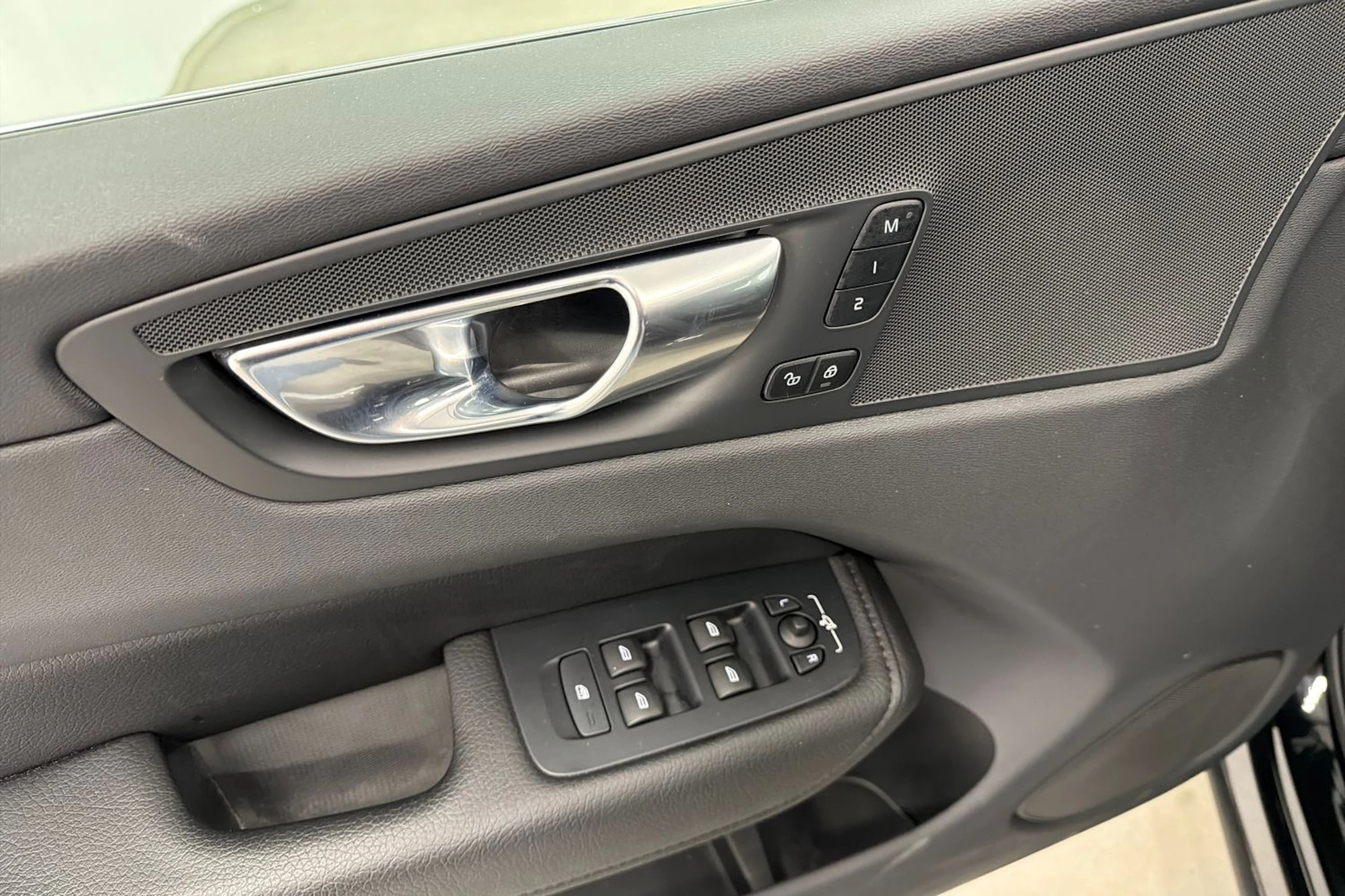 musta Volvo XC60 2022 kuva 16.