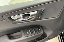 musta Volvo XC60 2022 kuva 16.