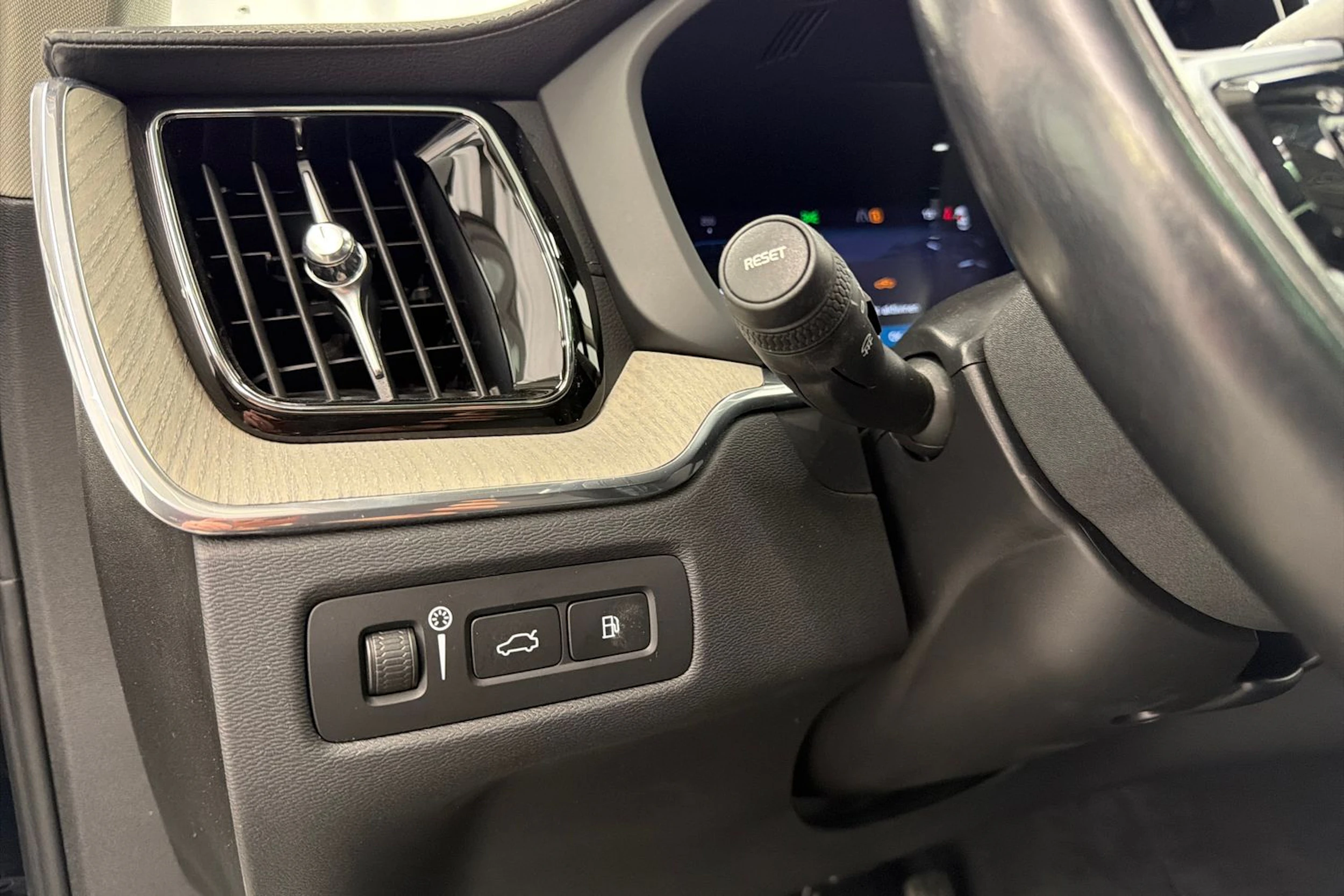 musta Volvo XC60 2022 kuva 17.