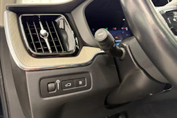 musta Volvo XC60 2022 kuva 17.