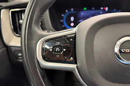 musta Volvo XC60 2022 kuva 18.