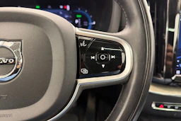 musta Volvo XC60 2022 kuva 19.