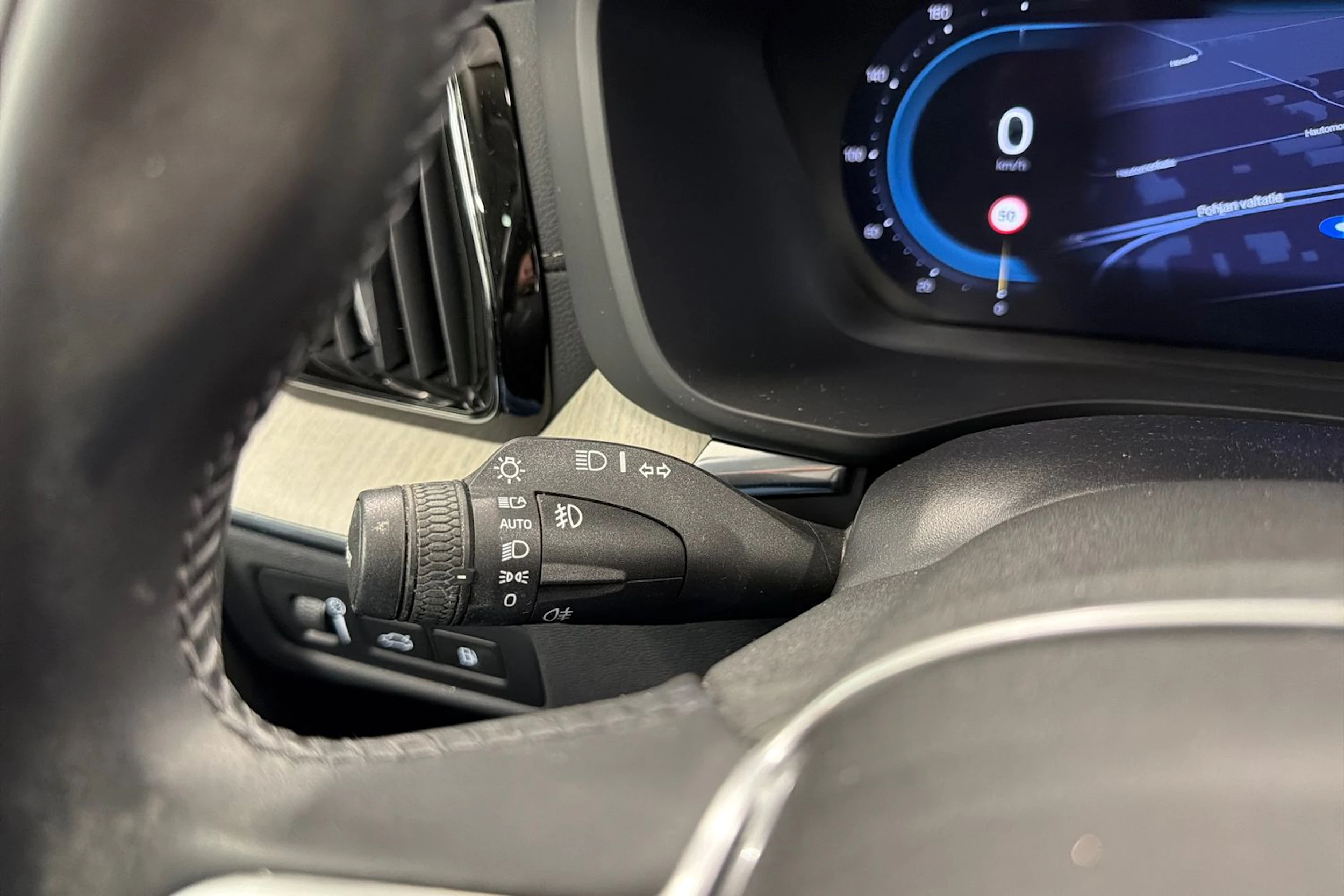musta Volvo XC60 2022 kuva 20.