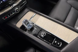 musta Volvo XC60 2022 kuva 23.