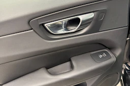 musta Volvo XC60 2022 kuva 35.