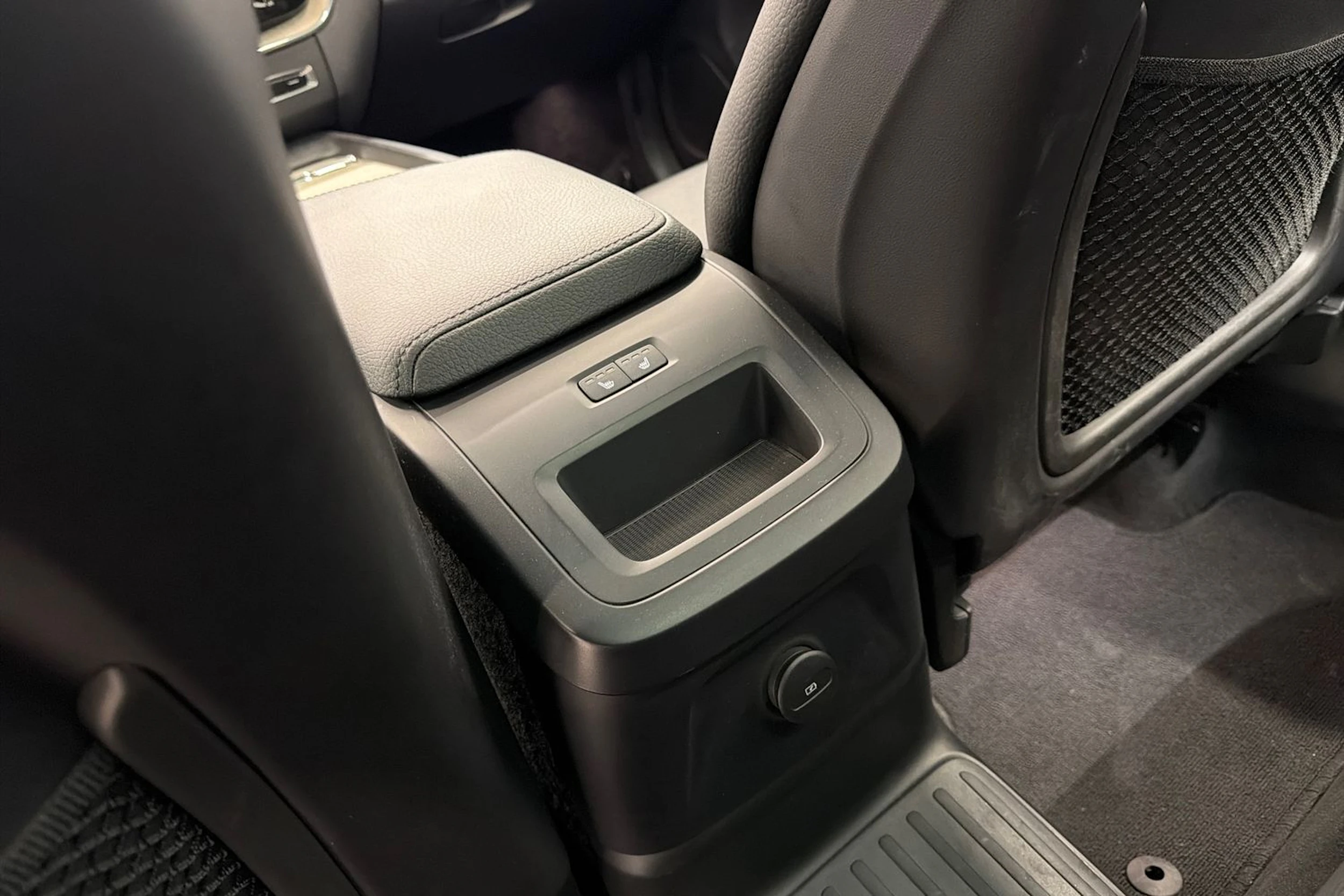 musta Volvo XC60 2022 kuva 37.