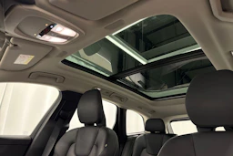 musta Volvo XC60 2022 kuva 38.