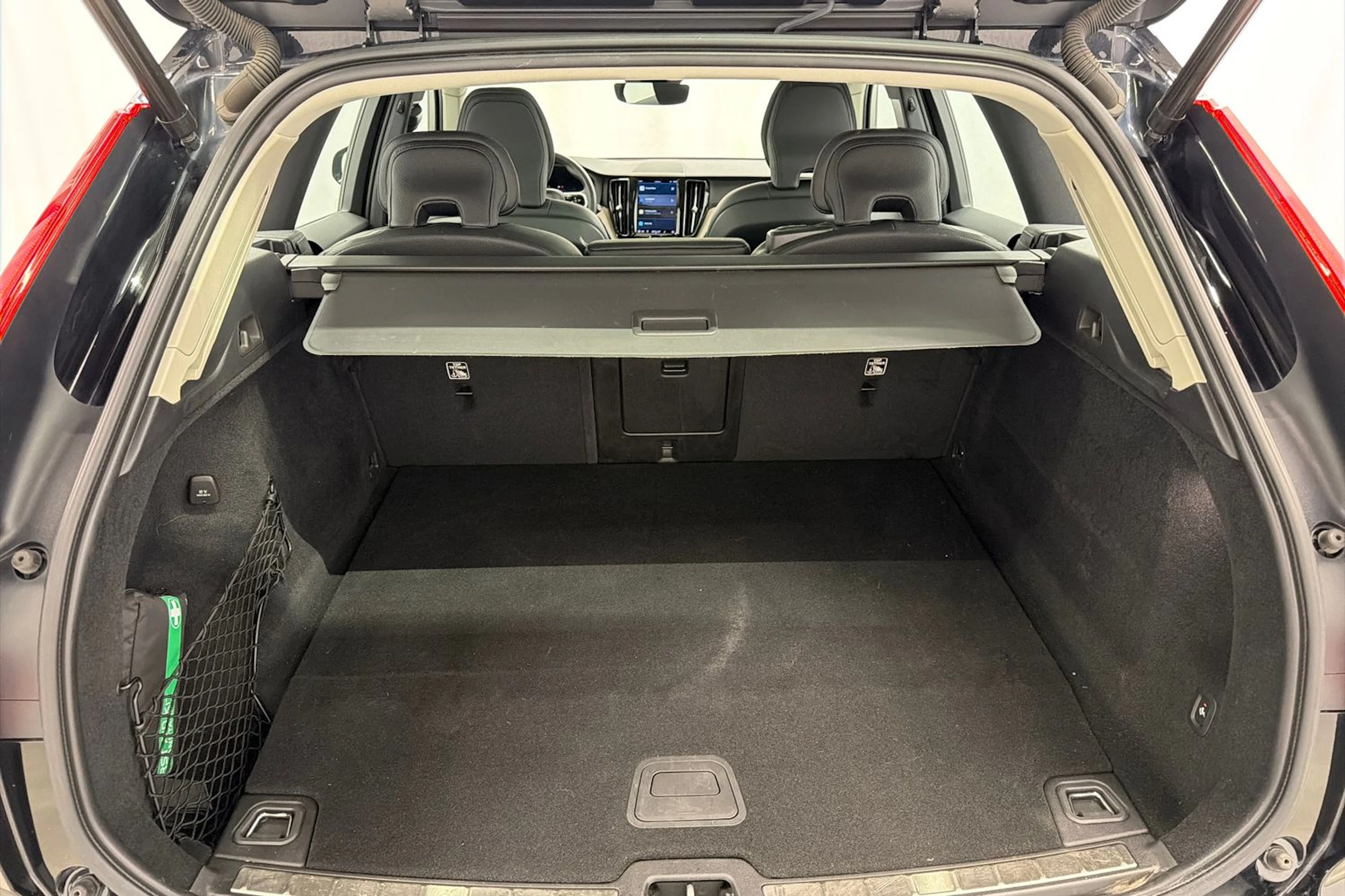 musta Volvo XC60 2022 kuva 39.
