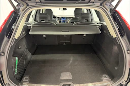 musta Volvo XC60 2022 kuva 39.