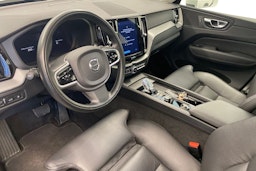 valkoinen Volvo XC60 2022 kuva 7.
