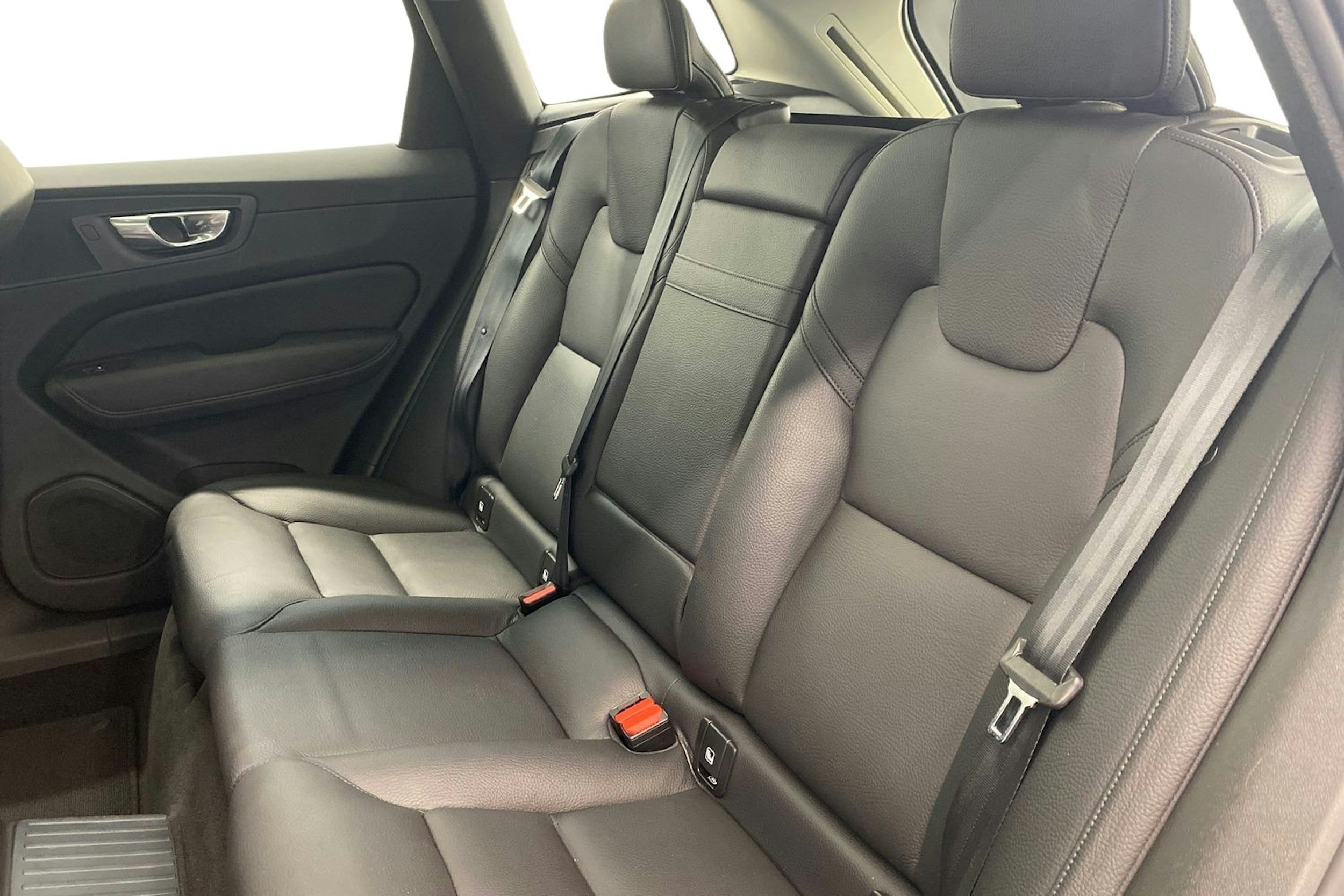 valkoinen Volvo XC60 2022 kuva 10.
