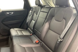 valkoinen Volvo XC60 2022 kuva 10.