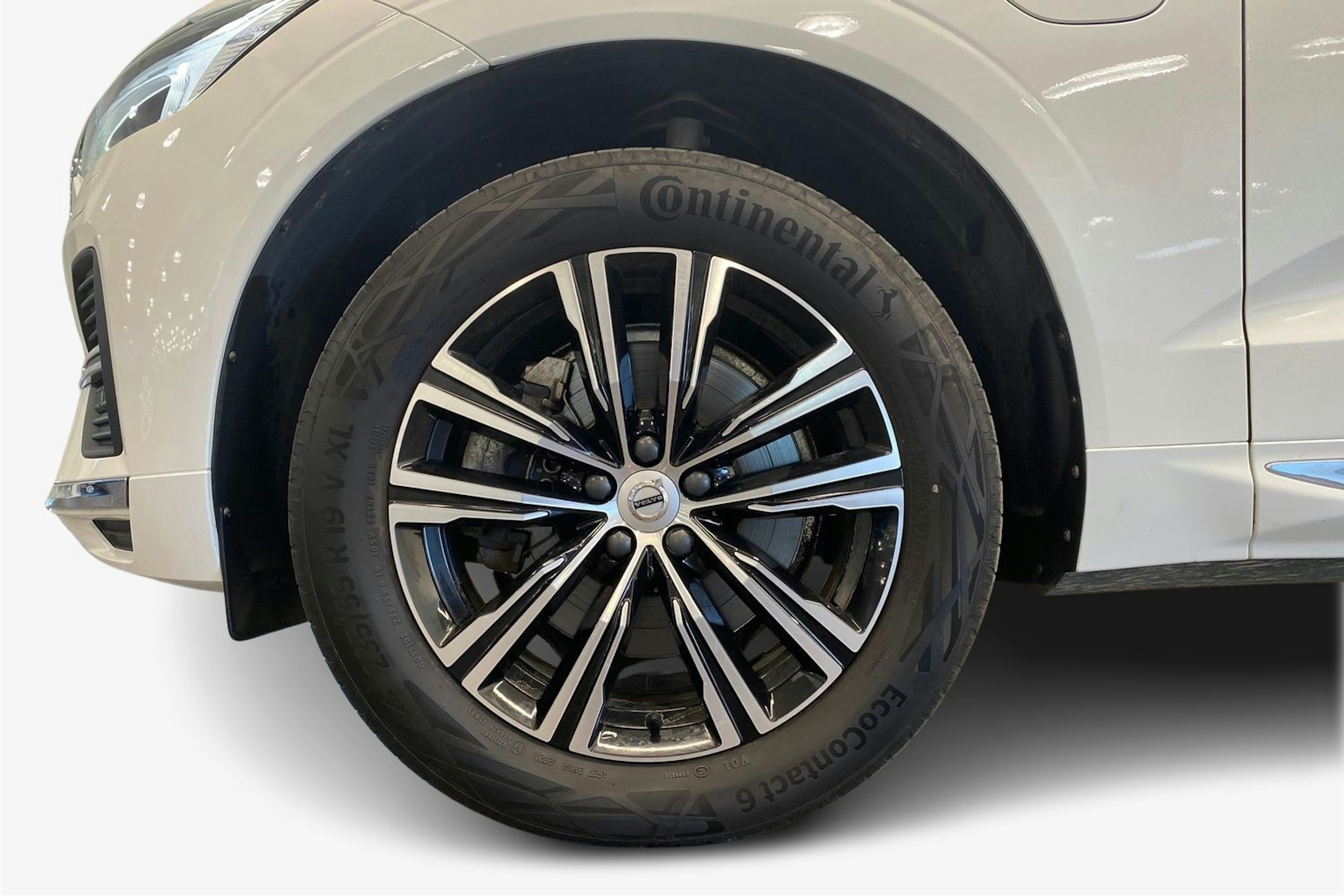 valkoinen Volvo XC60 2022 kuva 11.