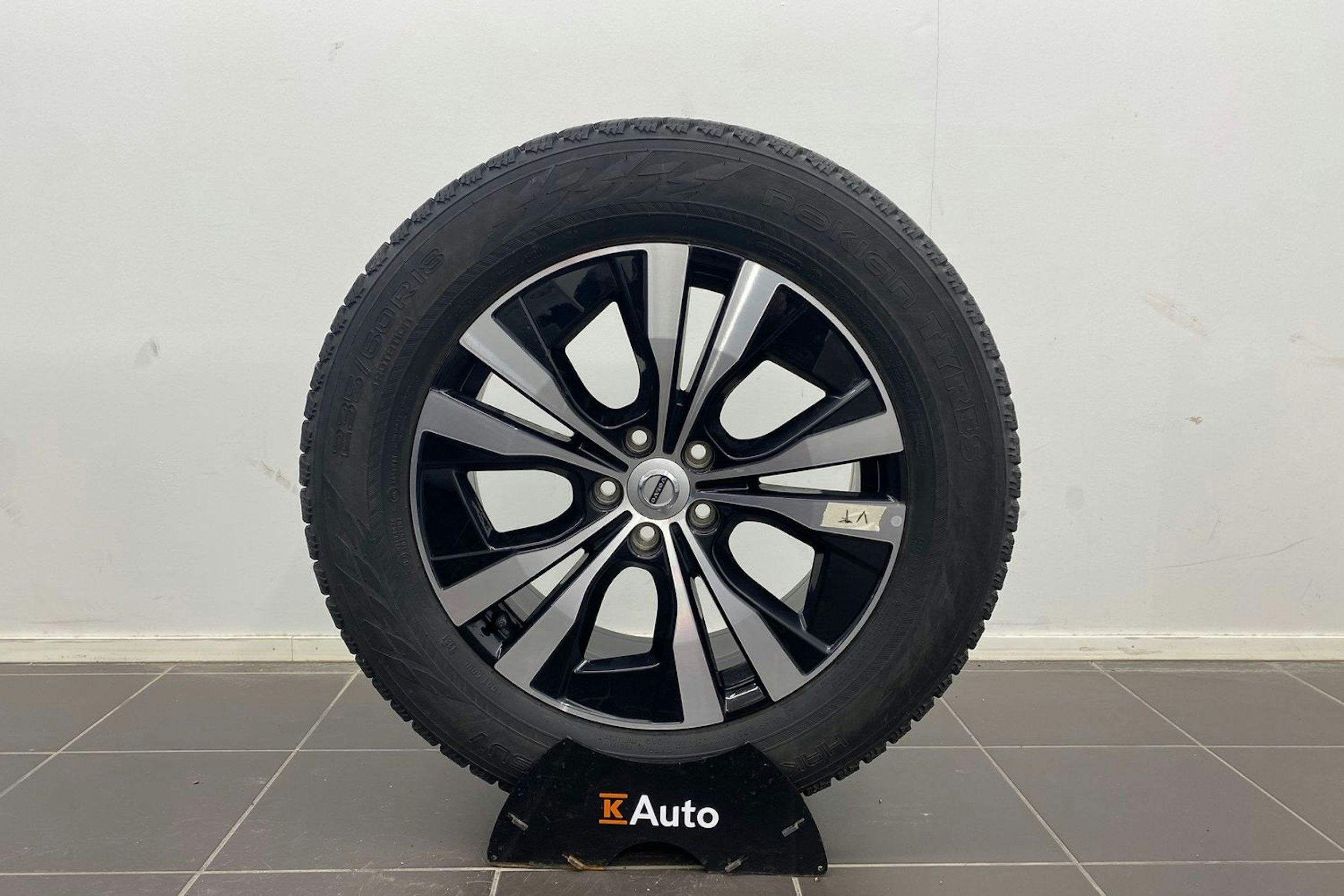 valkoinen Volvo XC60 2022 kuva 13.