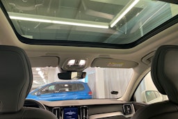 valkoinen Volvo XC60 2022 kuva 16.