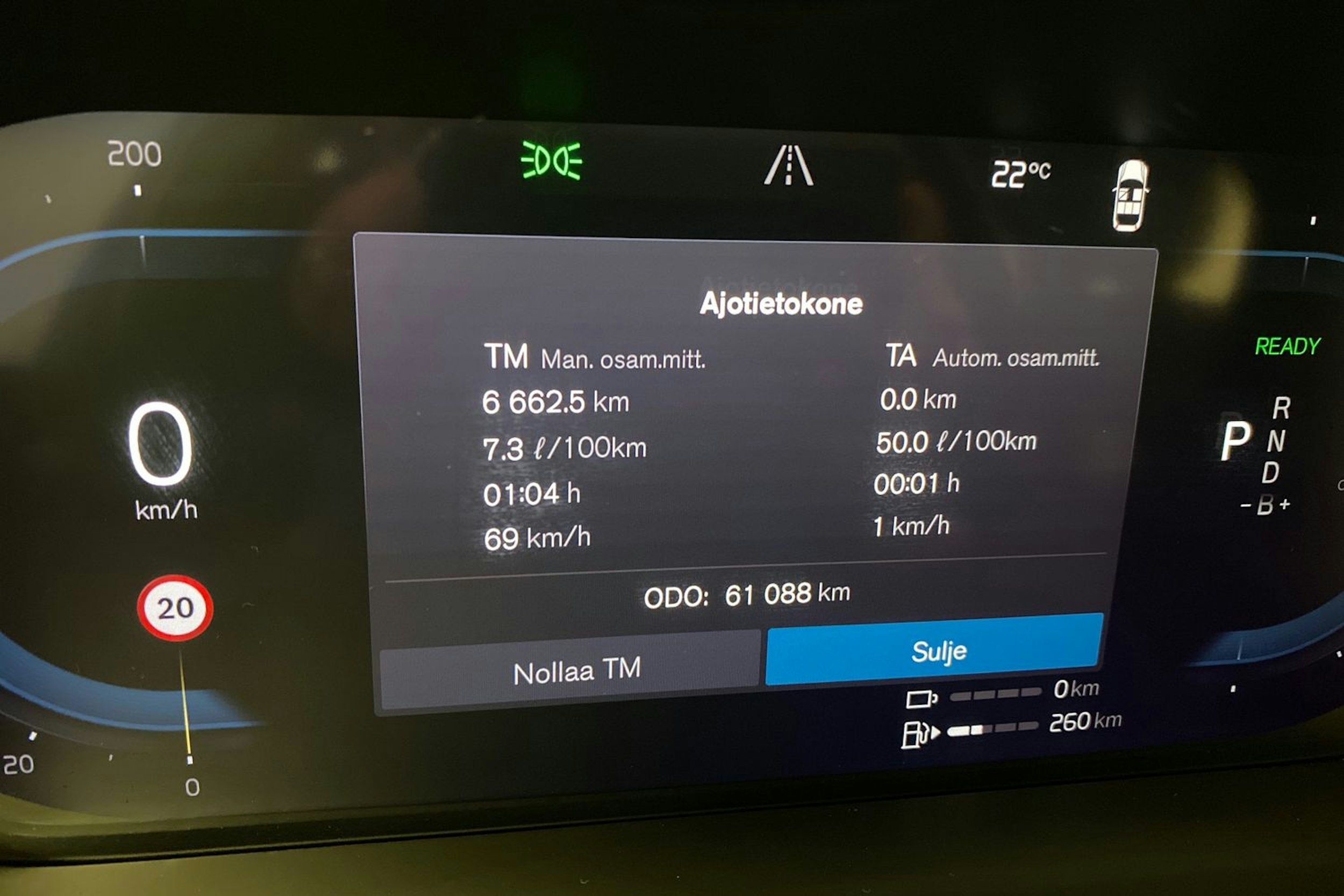 valkoinen Volvo XC60 2022 kuva 17.