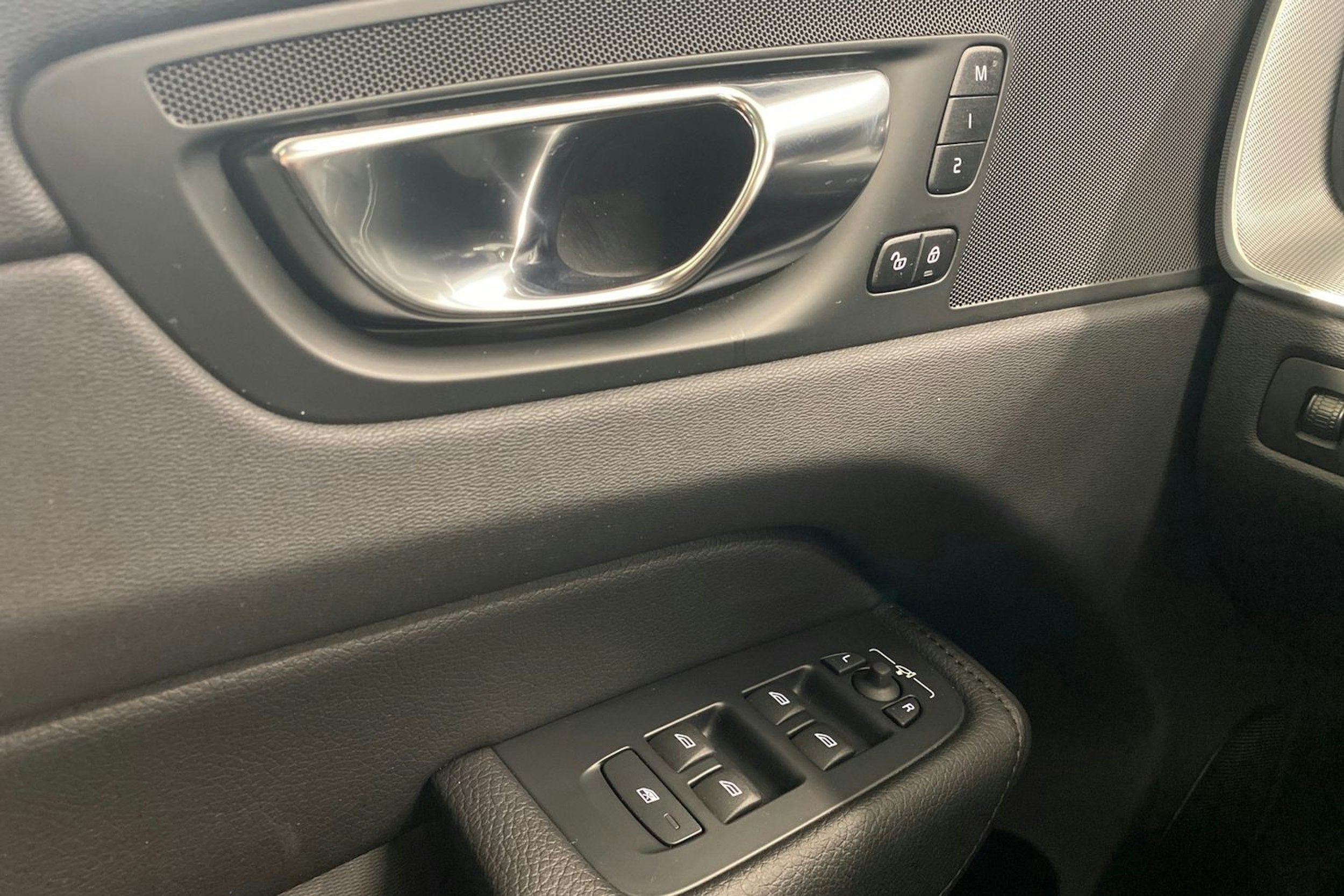 valkoinen Volvo XC60 2022 kuva 21.