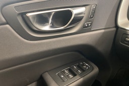 valkoinen Volvo XC60 2022 kuva 21.