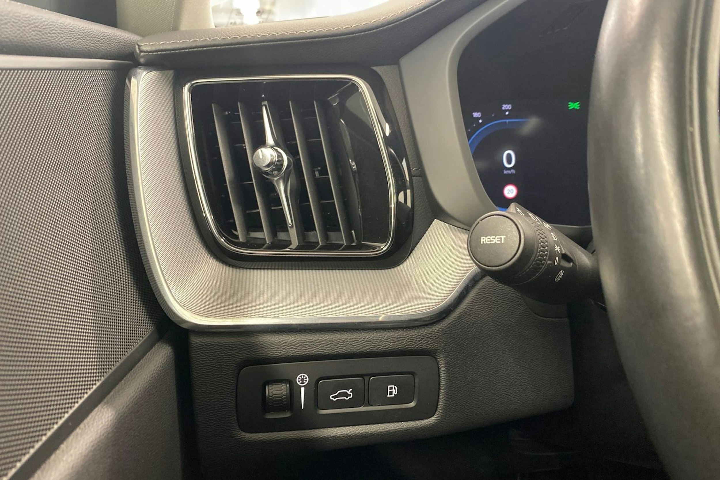 valkoinen Volvo XC60 2022 kuva 22.