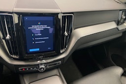 valkoinen Volvo XC60 2022 kuva 24.