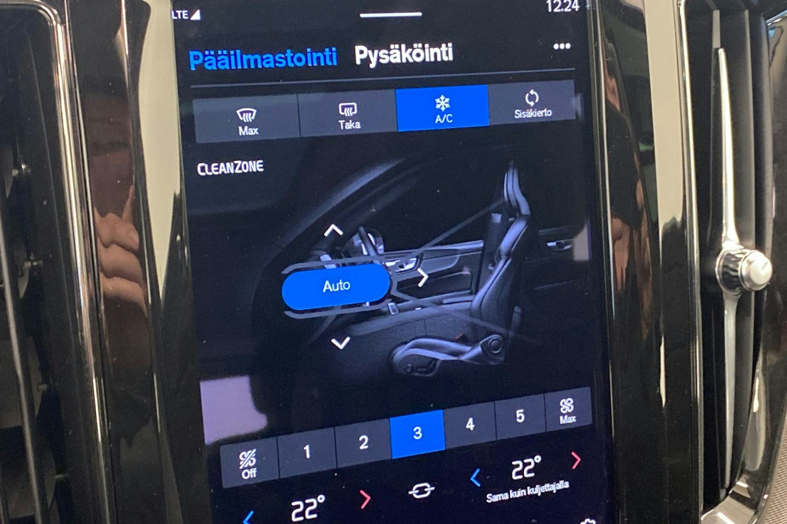 valkoinen Volvo XC60 2022 kuva 27.