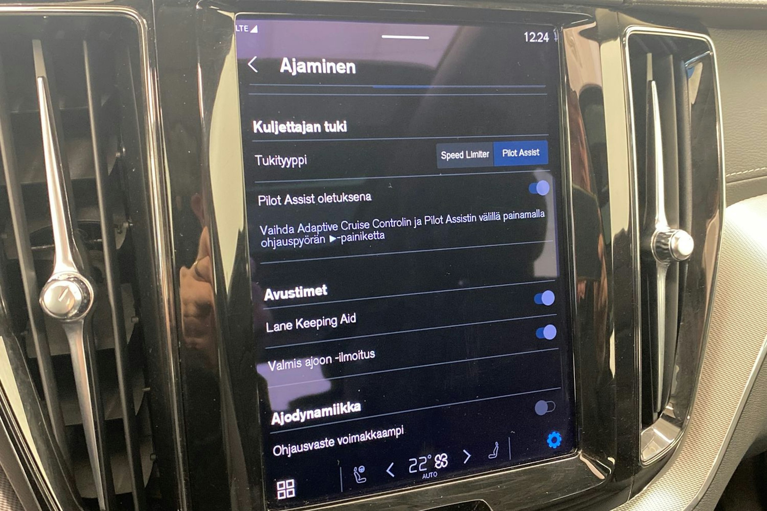 valkoinen Volvo XC60 2022 kuva 28.