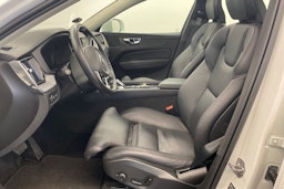valkoinen Volvo XC60 2022 kuva 29.