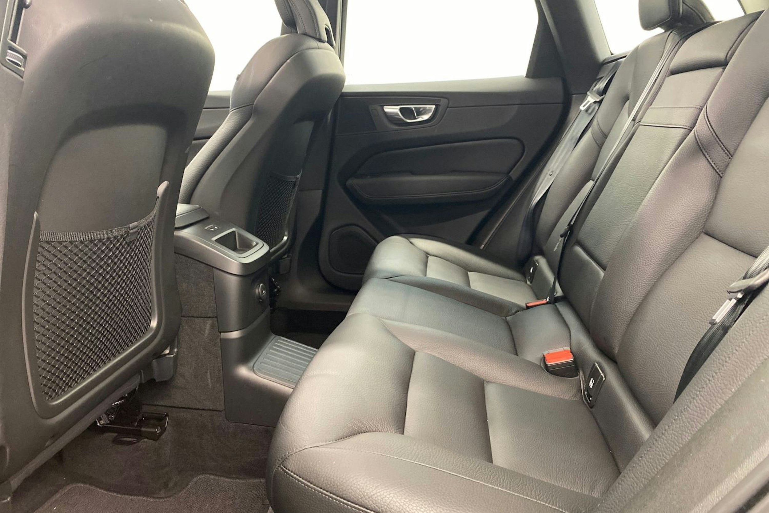 valkoinen Volvo XC60 2022 kuva 31.
