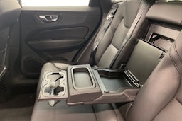 valkoinen Volvo XC60 2022 kuva 32.