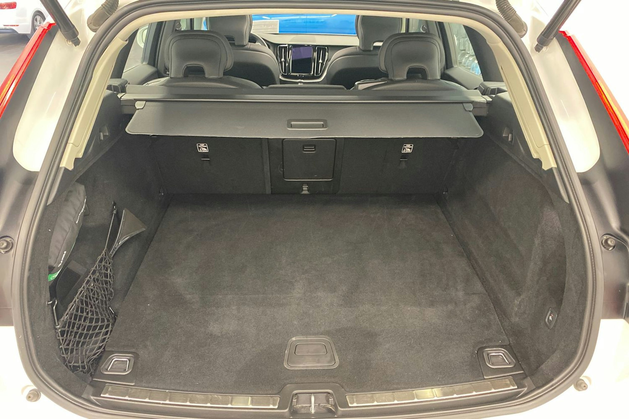valkoinen Volvo XC60 2022 kuva 34.