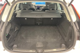 valkoinen Volvo XC60 2022 kuva 34.
