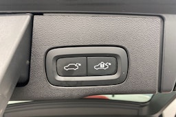 valkoinen Volvo XC60 2022 kuva 35.